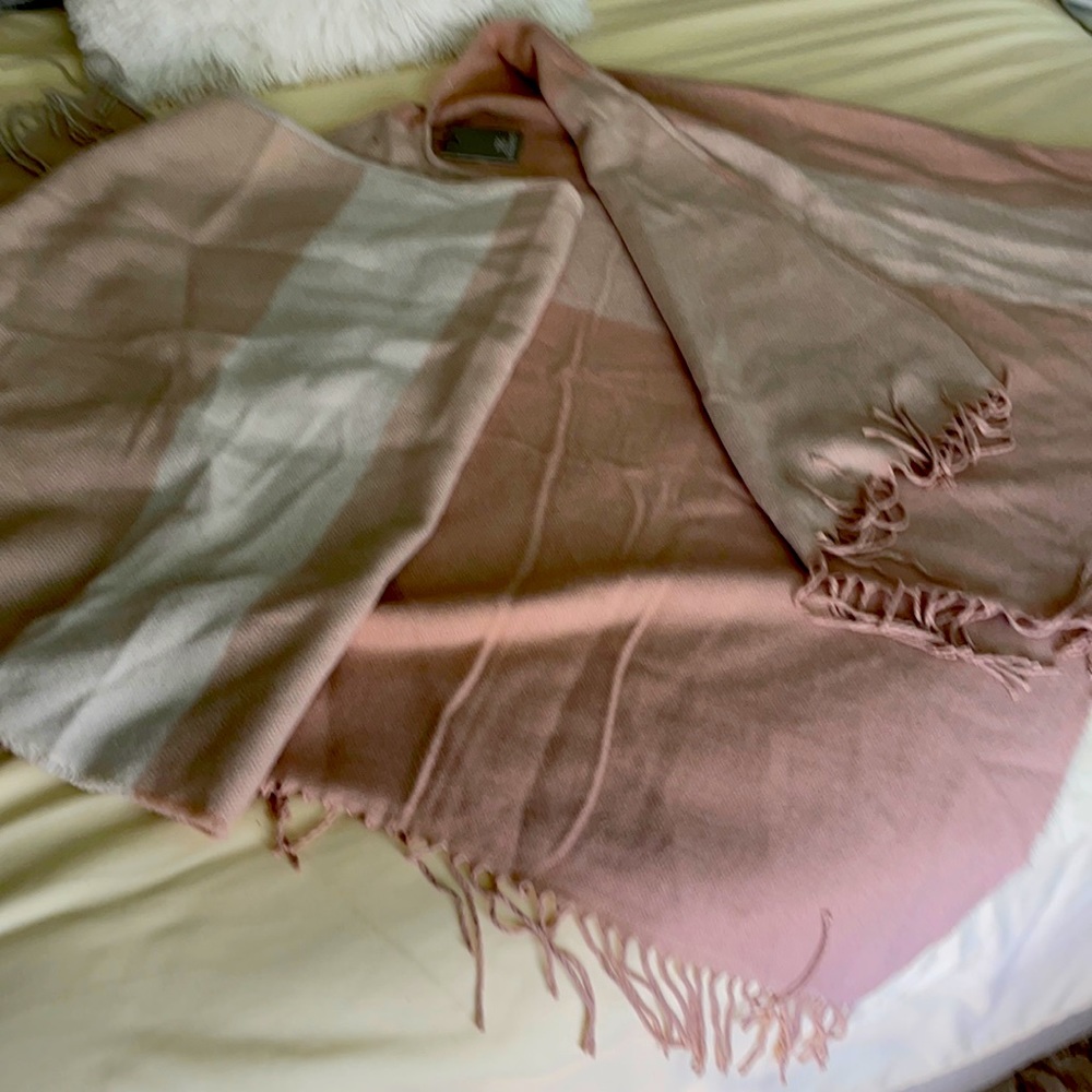 Women’s shawl